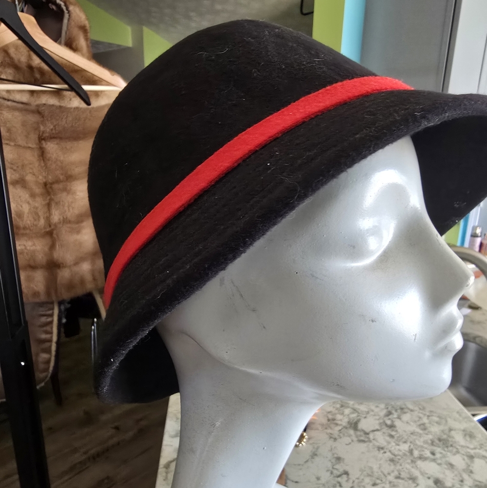 Elegant Black and Red Wool Cloche Hat - Picture 4 of 6